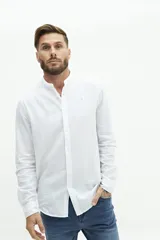 Camisa de lino con cuello mao y fit semi slim.