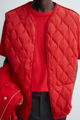 Parka de corte regular confeccionada en tejido técnico repelente al agua. Presenta cuello subido ajustable con cordón, cierre frontal con cremallera oculta por solapa con botones a presión, bolsillos de plastrón con solapa en la cadera y cintura ajustable con cordón. Incluye un forro interior acolchado desmontable.