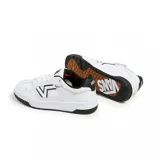 Championes Vans Upland blancos con detalles en negro.