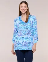 Remera de rayón con estampado paisley y geométrico en tonos de azul y celeste, con escote en V pronunciado y mangas 3/4 con sistema roll-up.