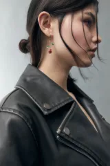 Aros colgantes dorados con dije de rosa roja con hojas verdes.