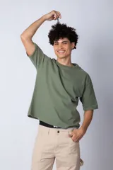 Remera de corte boxy y holgado, confeccionada en algodón pesado, con cuello redondo y diseño liso.