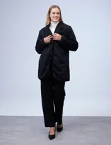 Cárdigan largo reversible color blanco. Un lado es de sherpa y el otro capitoneado. Tiene bolsillos delanteros.