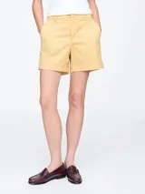 Bermuda color amarillo claro, con bolsillos laterales y traseros.