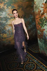 Vestido largo con diseño fruncido en todo el cuerpo, tirantes finos removibles, escote recto y falda con volados asimétricos y tajo lateral. Presenta un estampado de efecto tie-dye en tonos marrones y beige.