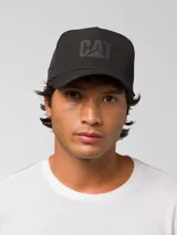 Gorro tipo gorra con visera curva de color negro, con el logo de CAT impreso en relieve en la parte delantera.