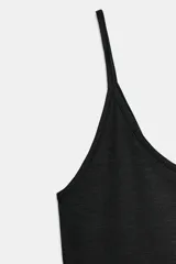 Top negro con escote redondo y tirantes finos, de corte recto y diseño básico.