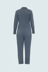 Mono azul de corderoy con cuello camisero, cierre frontal con cremallera, bolsillos plaqué con tapa en el pecho y bolsillos laterales.