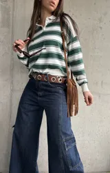 Sweater liviano de punto con diseño a rayas horizontales en color verde y blanco, cuello polo con solapa y mangas largas.