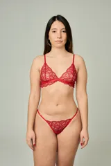 Microtanga roja de encaje con tiras laterales regulables y entrepierna de algodón.