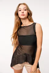 Musculosa negra de tul transparente con volados en el ruedo.
