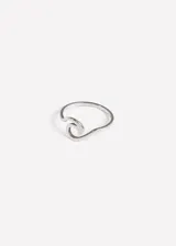 Anillo plateado de acero quirúrgico con diseño de espiral en el frente.