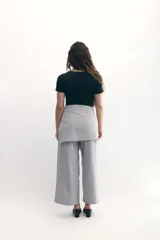 Top negro de jersey elastizado, de manga corta y corte ajustado, con abertura en forma de gota en el escote y frunces verticales en el frente.