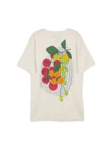 Remera color crudo de cuello redondo y manga corta, con calce oversized y estampado de frutas en la espalda.