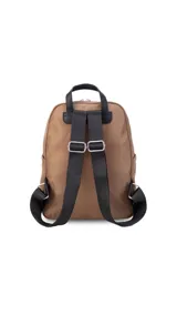 Mochila de nylon color verde oliva, con cierre principal y dos bolsillos frontales con cierre. Tiene correas de hombro ajustables en color negro y asa superior de agarre.