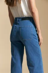 Jean wide leg de tiro medio color negro, confeccionado en denim cotton spandex.