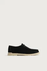 Zapato casual de cordones para hombre, confeccionado en piel con acabado serraje de color negro. Presenta detalle de bordón en el empeine, horma redonda y suela plana en contraste de color beige.