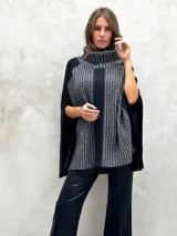 Poncho de lana gris con cuello alto y diseño de rayas verticales en dos tonos de gris.