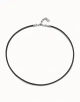 Colgante de cuero negro con cierre de plata de ley.