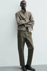 Pantalón chino de corte regular fit, confeccionado en tejido de algodón con elasticidad. Presenta bolsillos frontales, bolsillos traseros de vivo y cierre frontal con cremallera y botón.
