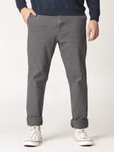 Pantalón chino de hombre color verde oscuro, corte slim, confeccionado en algodón con elastano, con triple pespunte en las costuras y botones al tono.