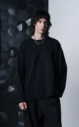 Buzo de cuello redondo con calce oversize y hombros caídos. Confeccionado en algodón gamuzado con proceso de lavado efecto maltinto, costuras expuestas a contratono y detalles de roturas en cuello, puños y ruedo.