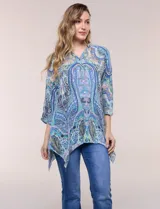 Blusa holgada de poliéster con estampado paisley en tonos azules y celestes, escote en V y ruedo asimétrico en punta.