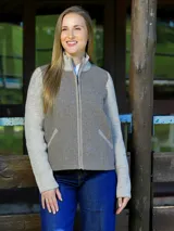 Campera de diseño artesanal confeccionada en una combinación de paño de lana y tejido de punto, con cierre frontal completo y cuello alto. Presenta cuerpo en tono beige y mangas tejidas en tono crudo, con bolsillos laterales integrados.