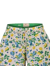 Short de baño RKF modelo Izam de color beige, con estampado veraniego de limones, copas de cóctel y arándanos. Cuenta con cintura elástica, cordón ajustable y bolsillos.