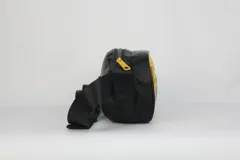 Riñonera negra con detalles en amarillo y logo de Los Angeles Lakers.