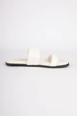 Sandalias bajas color blanco con dos tiras acolchadas de símil cuero.