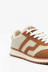 Championes deportivos Paddock Dragonette, color beige con detalles en marrón y cordones blancos.