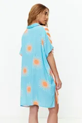 Túnica corta con estampado de soles y rayas verticales en contraste, con cuello camisero y mangas cortas.