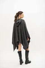 Poncho tejido en telar en lana merino color gris, con capucha y detalles hechos a mano en crochet.