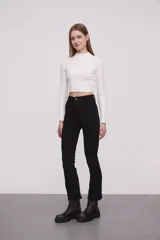 Pantalon jean de corte flare y tiro alto, color negro, con cierre frontal y bolsillos laterales.