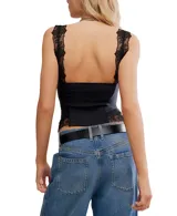 Top negro de satén con cuerpo fruncido y detalles de encaje en escote y ruedo inferior. Presenta tirantes finos de encaje y espalda fruncida.