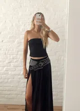 Pollera larga de microtul color negro, con tajo lateral alto y cintura elastizada.