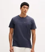 Remera de corte comfort, color azul marino jaspeado, con cuello redondo, manga corta y estampa pequeña localizada en el centro del pecho.