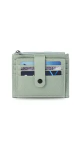 Tarjetero color verde agua con presilla frontal y múltiples ranuras para tarjetas. Incluye un bolsillo con cierre para monedas o billetes.