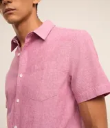 Camisa de hombre, corte regular, color rosado con textura jaspeada, cuello inglés, manga corta, bolsillo en el pecho y abotonadura frontal.