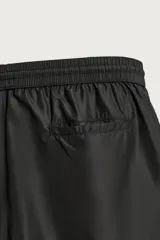 Short de baño negro de tejido técnico, con cintura elástica ajustable con cordón, bolsillos laterales y forro interior, perteneciente a la colección especial Aaron Levine x Zara.