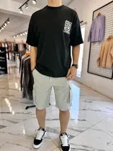 Bermuda de jean estilo cargo con bolsillos laterales con solapa y corte oversize.