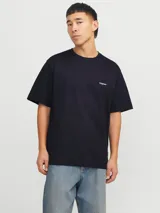 Remera de algodón con calce holgado, cuello redondo y mangas cortas. Presenta un pequeño logo estampado en el pecho y una estampa grande en la espalda con impresión de goma suave al tacto.