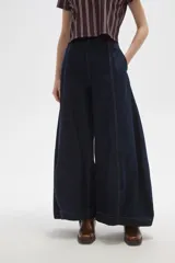 Pantalon de jean estilo barrel con tiro alto, bolsillos laterales y costuras reforzadas a la vista.