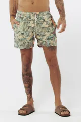 Short de baño salmón con estampado de tablas de surf, cordón ajustable en la cintura y etiqueta lateral de la marca.