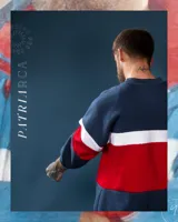 Buzo de felpa azul marino, rojo y blanco con diseño de bloques de color.