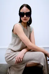 Vestido tejido en colores neutros con detalles en lurex, corte recto y sin mangas.