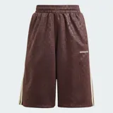 Shorts capri Adidas de color marrón con diseño texturizado en relieve y las icónicas tres franjas blancas en los laterales. Cuenta con cintura elástica y el logo de la marca bordado en la pierna.