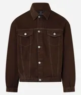 Campera trucker marrón, de corte overboxy y manga larga, confeccionada en sarga de algodón. Tiene cuello inglés, cierre abotonado, bolsillos con solapa y pespunte contrastante.