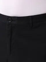 Bermudas de corte slim fit confeccionadas en gabardina de algodón elastizado, con diseño clásico de cinco bolsillos y cierre frontal con botón y cremallera.